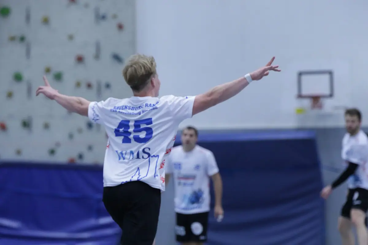 Spieler mit der Nummer 45 jubelt mit ausgebreiteten Armen